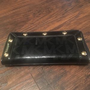 Authentic MICHAEL KORS Wallet-EXCELLENT Condition.